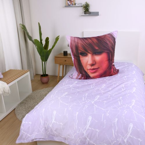 Sid Maurer Swiftie Collection ágyneműszett – Taylor Swift inspirálta dizájn, 100% pamut, kétoldalas mintával, 140x200 cm paplanhuzat és 70x90 cm párnahuzat, cipzáras záródással, 60°C-on mosható